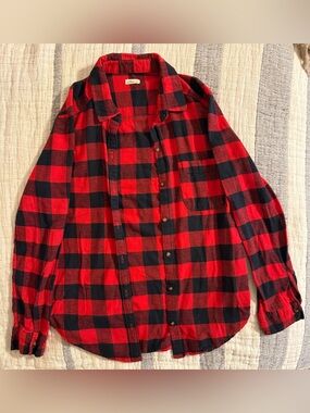 Hollister Women’s Red and Black Flannel Button Down